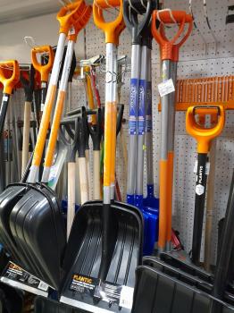 lopata-dlya-uborki-snega-oblegchennaya-snow-light-plantic